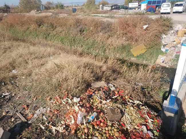 Kanal kenarındaki bazı çöplerin suya kadar indiği gözlendi.