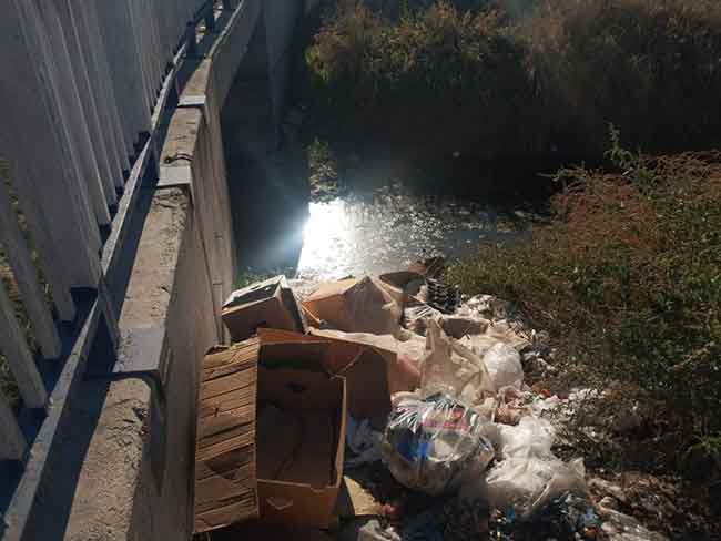 Eskişehir Organize Sanayi Bölgesi’nin girişindeki sulama kanalının çevresine gelişigüzel atılan çöpler ve yiyecek artıkları çirkin görüntüler oluşturdu.