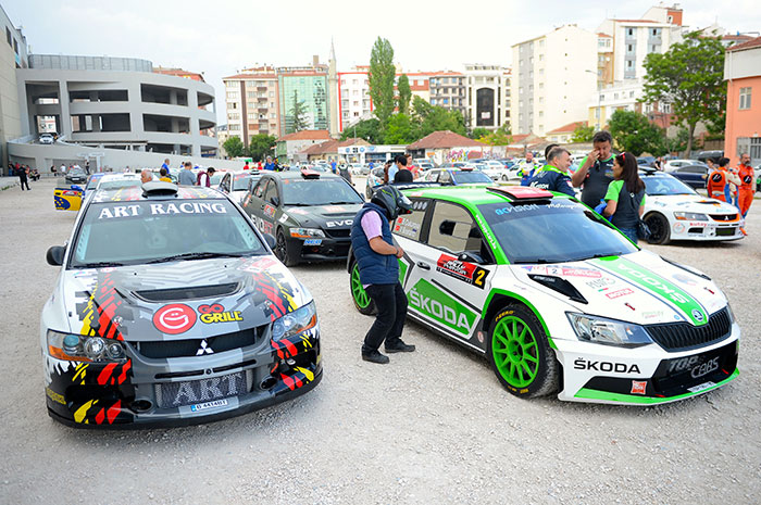 Eskişehir Otomobil ve Motor Sporları Kulübü (ESOK) tarafından organize edilen Türkiye Ralli Şampiyonası'nın ilk ayağı olan "Rally Phrygia 2018" başladı.