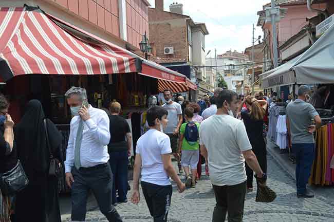 Kurban Bayramı nedeniyle dükkanları kapalı olan esnaf ve şehir dışına çıkan vatandaşlar sebebiyle boş kalan Eskişehir şehir merkezi yeniden hareketlendi