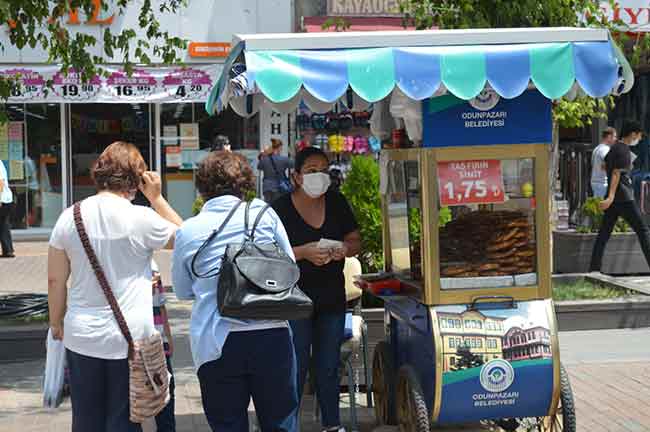 Kurban Bayramı nedeniyle dükkanları kapalı olan esnaf ve şehir dışına çıkan vatandaşlar sebebiyle boş kalan Eskişehir şehir merkezi yeniden hareketlendi