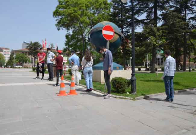 Üniversite sınavına girecek olan öğrenciler için yeni kimlik kartı zorunluluğu getirildi. Bu kapsamda sokağa çıkma kısıtlamasının olduğu 18-19 Mayıs tarihleri arasında il ve ilçe Nüfus Müdürlükleri öğrenciler için hizmet veriyor. Öğrenciler ise müdürlükler önünde uzun kuyruklar oluşturdu. (Haber ve fotoğraflar: Esra Ünlü)