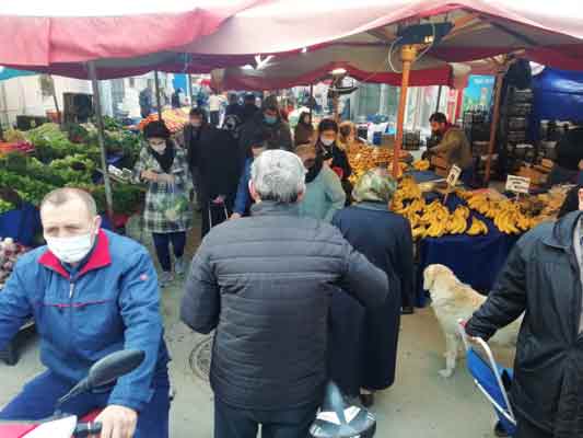 Pazarın tamamında sosyal mesafe kuralının hiçe sayıldığı anlar, günlük vakaların 500’lerden 100’lere düştüğü Eskişehir’de bu sayıların tekrar yükselişe geçebileceği endişesini akıllara getirdi.