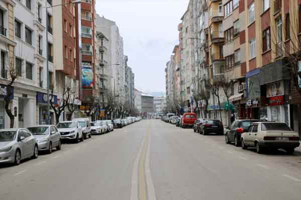 Cadde ve sokaklarda sadece kısıtlama dışındaki çalışanlar bulunurken, uygulama noktalarında polis ve bekçiler denetim gerçekleştirdi.