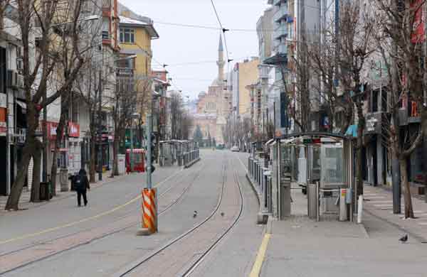 Eskişehir'de kısıtlama günleri dışında yaya ve araç trafiğinin yoğun olduğu cadde ve sokaklar ile Porsuk Bulvarında sessizlik var.