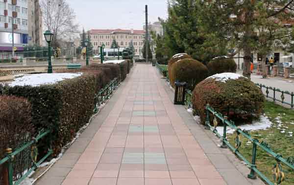 Eskişehir'de kısıtlama günleri dışında yaya ve araç trafiğinin yoğun olduğu cadde ve sokaklar ile Porsuk Bulvarında sessizlik var.