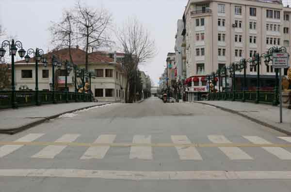 Eskişehir'de kısıtlama günleri dışında yaya ve araç trafiğinin yoğun olduğu cadde ve sokaklar ile Porsuk Bulvarında sessizlik var.