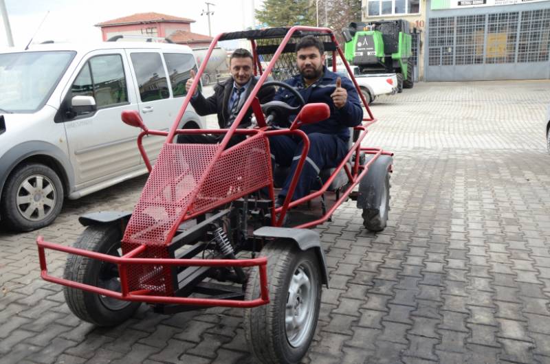 Teksan Sanayi Sitesi'nde iş yeri bulunan motor ustası Mustafa Karadağ, elde ettiği çıkma parçalardan 1 litre yakıt ile 50 ila 60 kilometre arasında yol yapabilen spor bir araç üretti. 