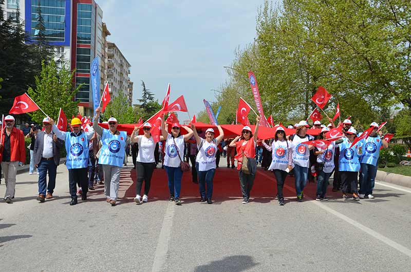 Eskişehir’de 1 Mayıs Emek ve Dayanışma Günü kutlamaları iki ayrı meydanda gerçekleştirildi. 