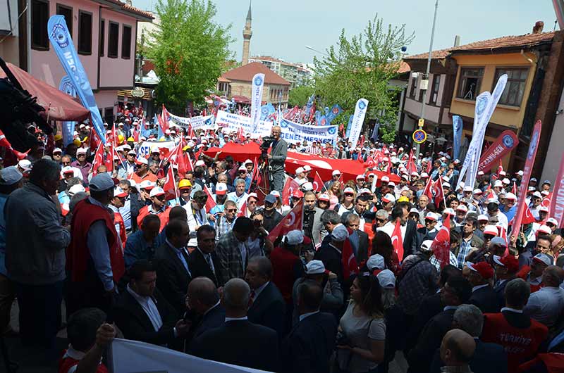 Eskişehir’de 1 Mayıs Emek ve Dayanışma Günü kutlamaları iki ayrı meydanda gerçekleştirildi. 