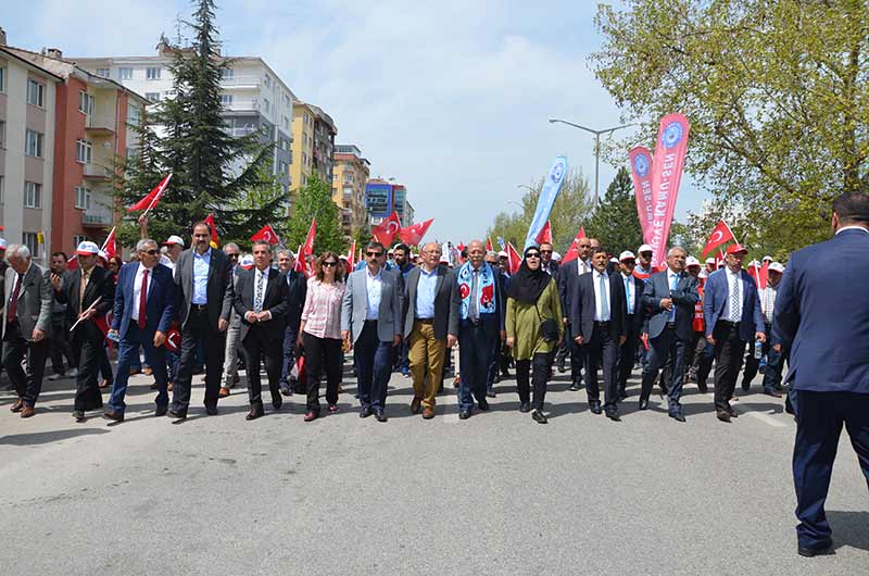 Eskişehir’de 1 Mayıs Emek ve Dayanışma Günü kutlamaları iki ayrı meydanda gerçekleştirildi. 