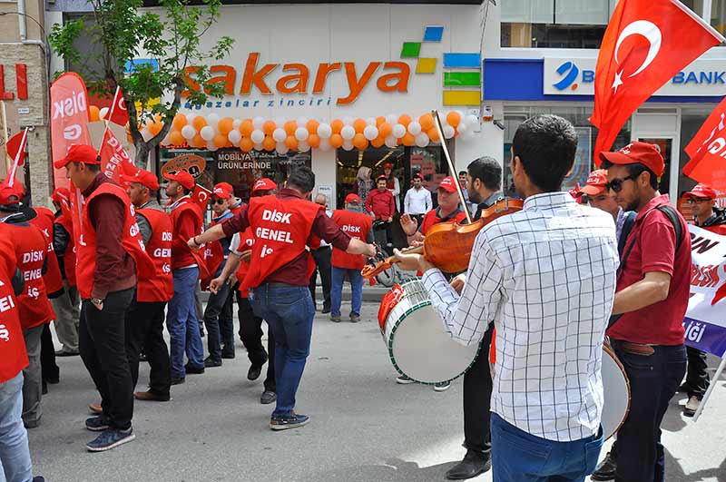 Eskişehir’de 1 Mayıs Emek ve Dayanışma Günü kutlamaları iki ayrı meydanda gerçekleştirildi. 