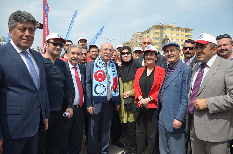 Eskişehir’de 1 Mayıs Emek ve Dayanışma Günü kutlamaları iki ayrı meydanda gerçekleştirildi. 