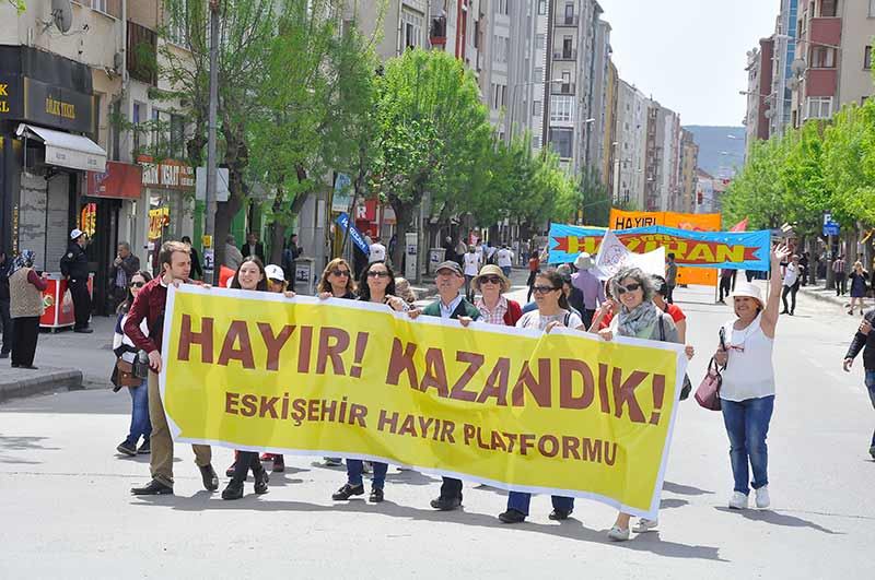 Eskişehir’de 1 Mayıs Emek ve Dayanışma Günü kutlamaları iki ayrı meydanda gerçekleştirildi. 