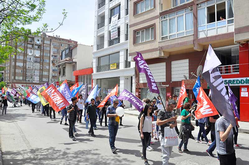 Eskişehir’de 1 Mayıs Emek ve Dayanışma Günü kutlamaları iki ayrı meydanda gerçekleştirildi. 