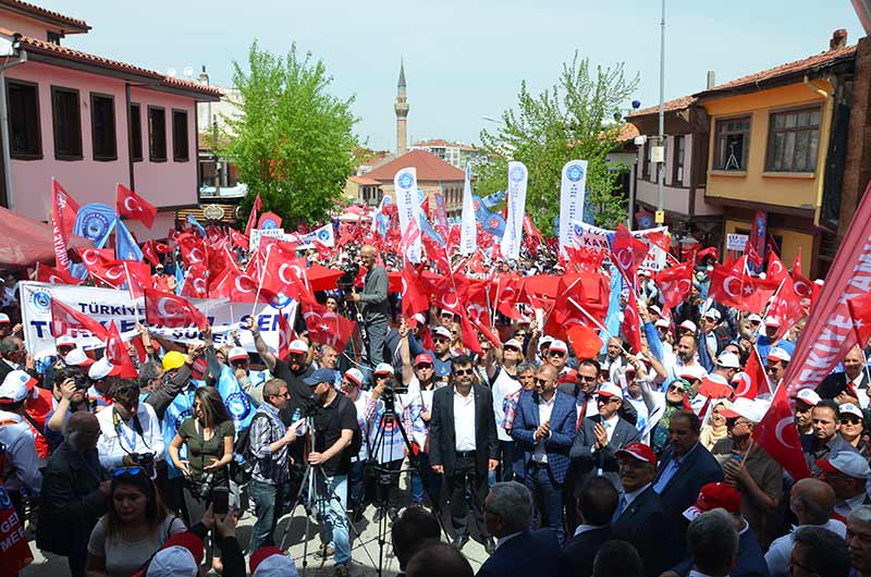 Eskişehir’de 1 Mayıs Emek ve Dayanışma Günü kutlamaları iki ayrı meydanda gerçekleştirildi. 