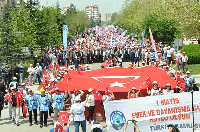 Eskişehir’de 1 Mayıs Emek ve Dayanışma Günü kutlamaları iki ayrı meydanda gerçekleştirildi. 