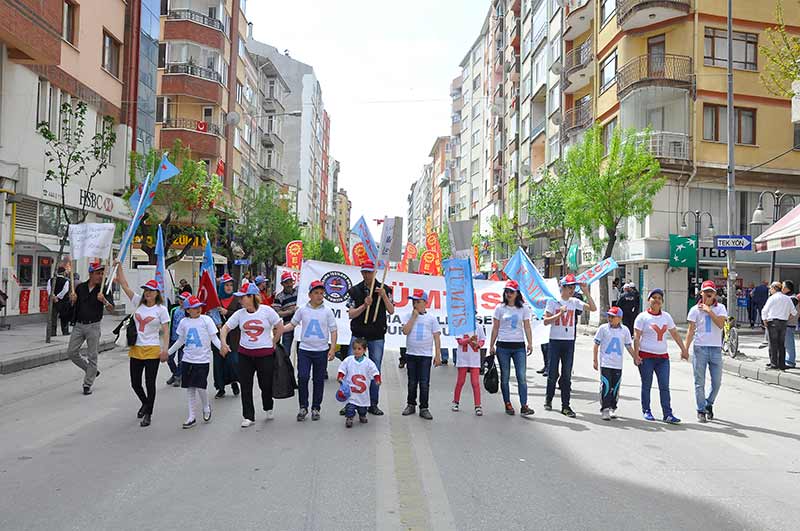 Eskişehir’de 1 Mayıs Emek ve Dayanışma Günü kutlamaları iki ayrı meydanda gerçekleştirildi. 