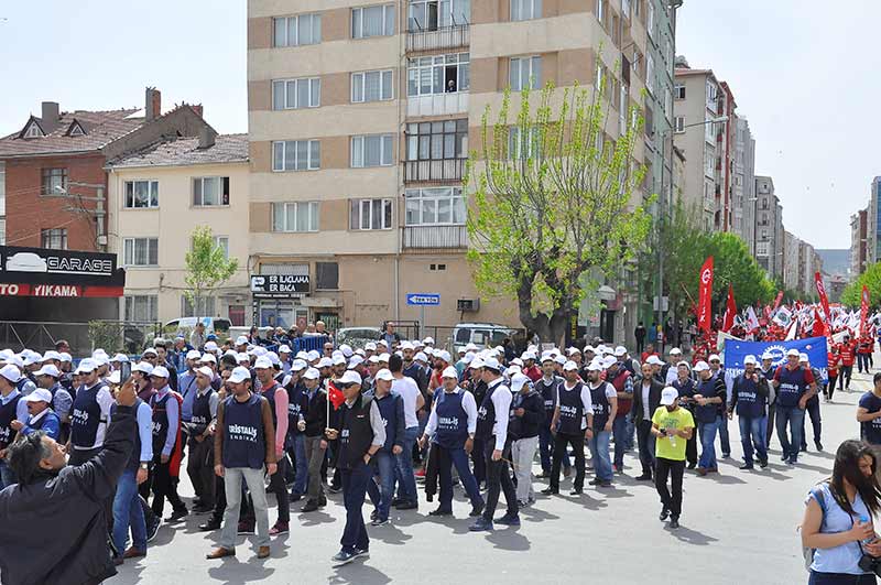 Eskişehir’de 1 Mayıs Emek ve Dayanışma Günü kutlamaları iki ayrı meydanda gerçekleştirildi. 