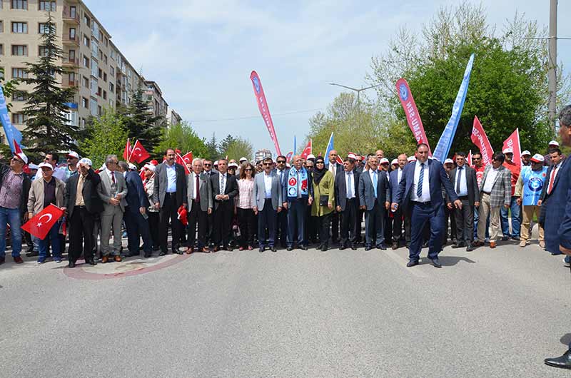 Eskişehir’de 1 Mayıs Emek ve Dayanışma Günü kutlamaları iki ayrı meydanda gerçekleştirildi. 