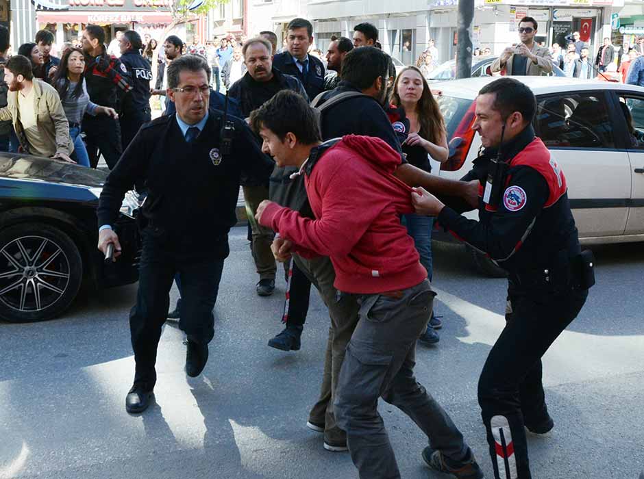 Eskişehir’de 1 Mayıs İşçi Bayramı etkinlikleri için afiş asıp, bildiri dağıtan öğrenciler ile karşıt görüşlü grup arasında çıkan kavgada 4 kişi yaralandı.