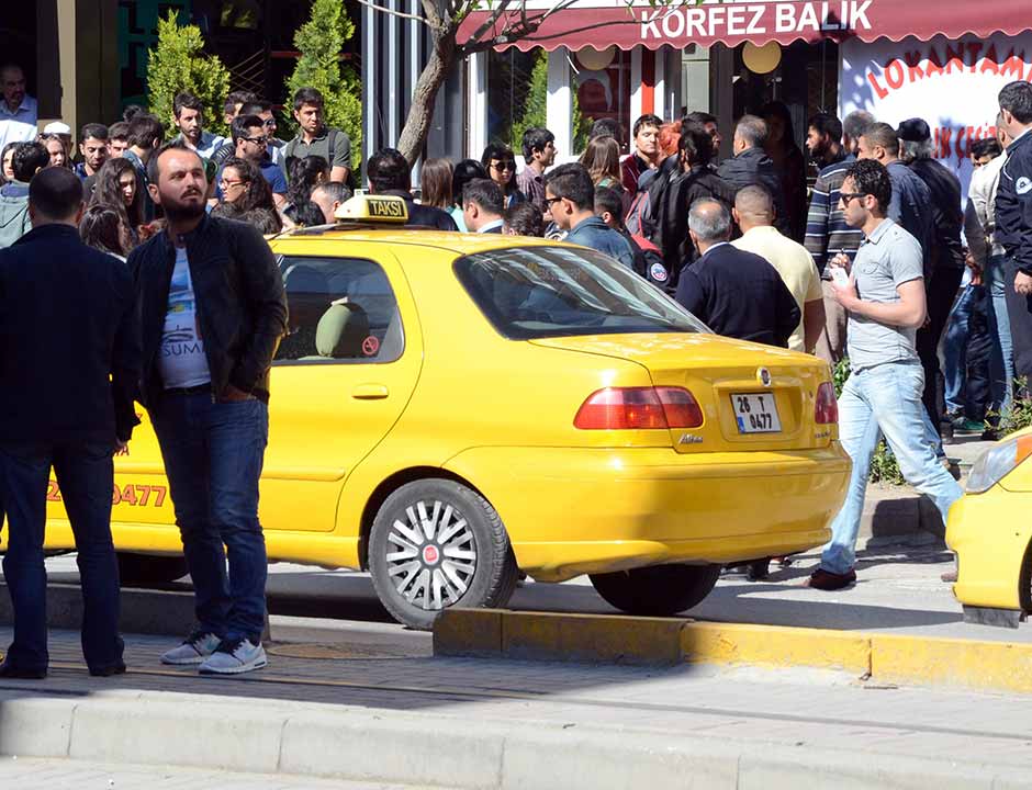 Eskişehir’de 1 Mayıs İşçi Bayramı etkinlikleri için afiş asıp, bildiri dağıtan öğrenciler ile karşıt görüşlü grup arasında çıkan kavgada 4 kişi yaralandı.