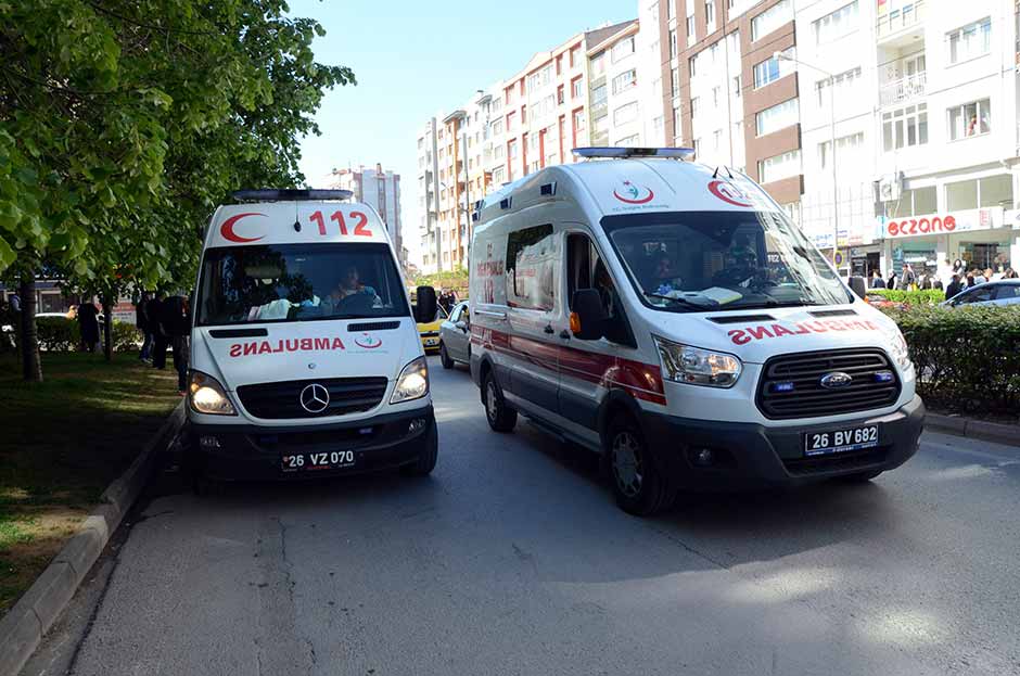 Eskişehir’de 1 Mayıs İşçi Bayramı etkinlikleri için afiş asıp, bildiri dağıtan öğrenciler ile karşıt görüşlü grup arasında çıkan kavgada 4 kişi yaralandı.