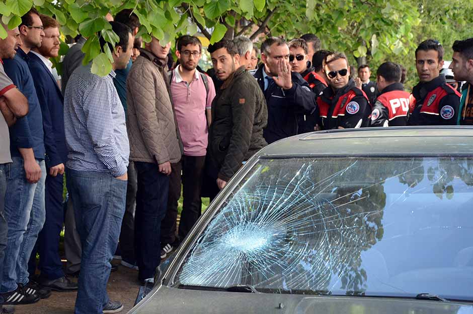 Eskişehir’de 1 Mayıs İşçi Bayramı etkinlikleri için afiş asıp, bildiri dağıtan öğrenciler ile karşıt görüşlü grup arasında çıkan kavgada 4 kişi yaralandı.