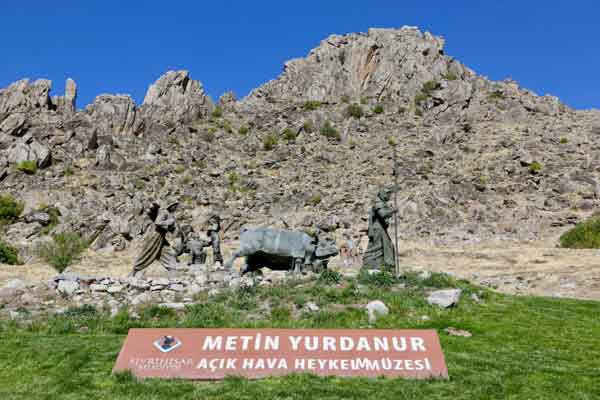 Sivrihisar Belediye Başkanı Hamid Yüzügüllü, AA muhabirine yaptığı açıklamada, açık hava heykel müzesine ev sahipliği yapmaktan duyduğu memnuniyeti dile getirdi.