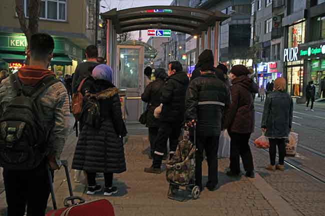 Hat üzerindeki tramvaylar seferlerine saat 19.11 itibarıyla devam etmeye başladı.