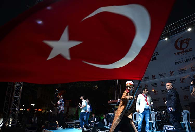 Eskişehir'de, 15 Temmuz Demokrasi ve Milli Birlik Günü dolayısıyla Vilayet Meydanı'nda düzenlenen programa binlerce vatandaş, ellerinde Türk bayrakları ile katıldı. Buradaki törene Eskişehir Valisi Özdemir Çakacak, AK Parti Genel Başkan Yardımcısı Harun Karacan, AK Parti Eskişehir Milletvekilleri Nabi Avcı, Emine Nur Günay, MHP Eskişehir Milletvekili Metin Nurullah Sazak, İYİ Parti Milletvekili Arslan Kapukçuoğlu, askeri ve sivil erkan ile protokol üyeleri katıldı.