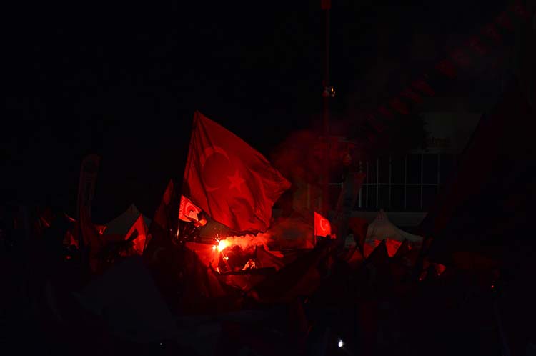 Eskişehir'de, 15 Temmuz Demokrasi ve Milli Birlik Günü dolayısıyla Vilayet Meydanı'nda düzenlenen programa binlerce vatandaş, ellerinde Türk bayrakları ile katıldı. Buradaki törene Eskişehir Valisi Özdemir Çakacak, AK Parti Genel Başkan Yardımcısı Harun Karacan, AK Parti Eskişehir Milletvekilleri Nabi Avcı, Emine Nur Günay, MHP Eskişehir Milletvekili Metin Nurullah Sazak, İYİ Parti Milletvekili Arslan Kapukçuoğlu, askeri ve sivil erkan ile protokol üyeleri katıldı.