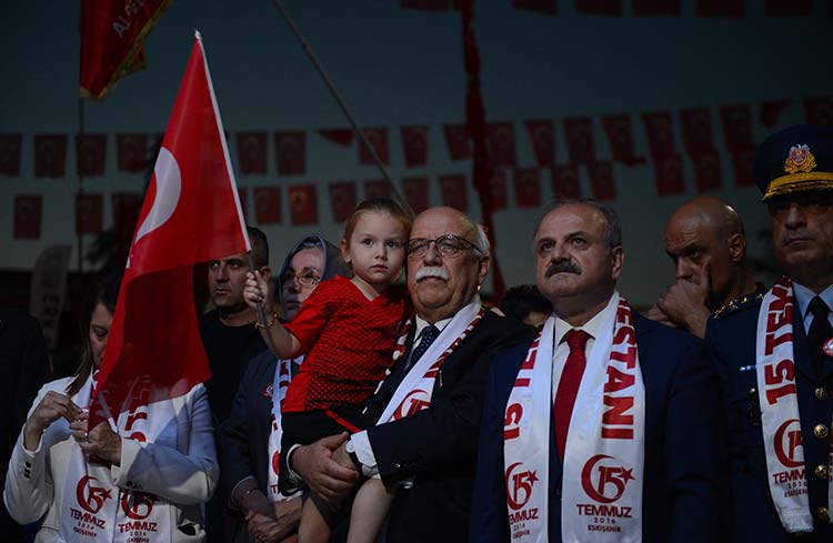 Eskişehir'de, 15 Temmuz Demokrasi ve Milli Birlik Günü dolayısıyla Vilayet Meydanı'nda düzenlenen programa binlerce vatandaş, ellerinde Türk bayrakları ile katıldı. Buradaki törene Eskişehir Valisi Özdemir Çakacak, AK Parti Genel Başkan Yardımcısı Harun Karacan, AK Parti Eskişehir Milletvekilleri Nabi Avcı, Emine Nur Günay, MHP Eskişehir Milletvekili Metin Nurullah Sazak, İYİ Parti Milletvekili Arslan Kapukçuoğlu, askeri ve sivil erkan ile protokol üyeleri katıldı.