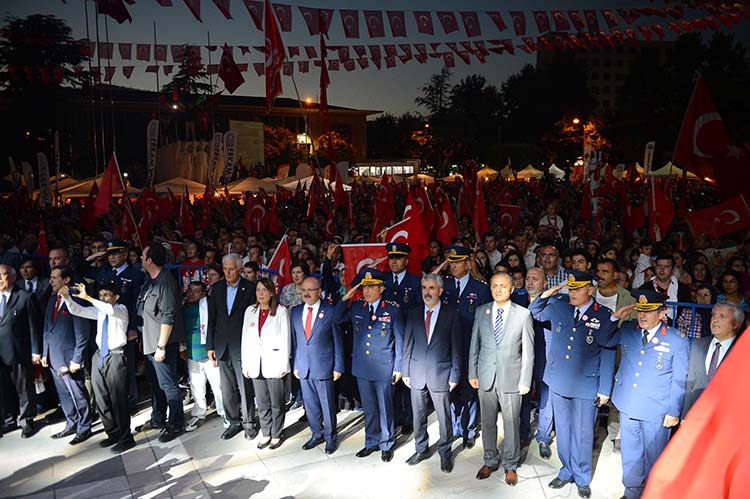 Eskişehir'de, 15 Temmuz Demokrasi ve Milli Birlik Günü dolayısıyla Vilayet Meydanı'nda düzenlenen programa binlerce vatandaş, ellerinde Türk bayrakları ile katıldı. Buradaki törene Eskişehir Valisi Özdemir Çakacak, AK Parti Genel Başkan Yardımcısı Harun Karacan, AK Parti Eskişehir Milletvekilleri Nabi Avcı, Emine Nur Günay, MHP Eskişehir Milletvekili Metin Nurullah Sazak, İYİ Parti Milletvekili Arslan Kapukçuoğlu, askeri ve sivil erkan ile protokol üyeleri katıldı.