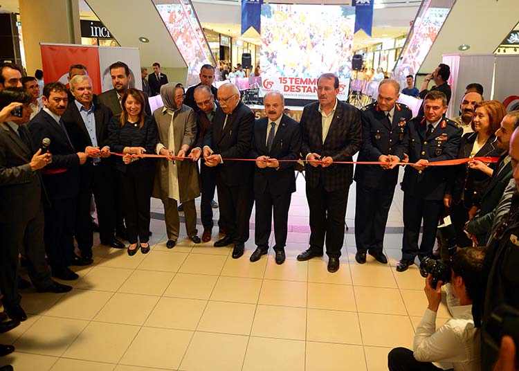 Eskişehir'de, "15 Temmuz Demokrasi ve Milli Birlik Günü" etkinlikleri kapsamında Anadolu Ajansının (AA) fotoğraflarından oluşan sergi açıldı.