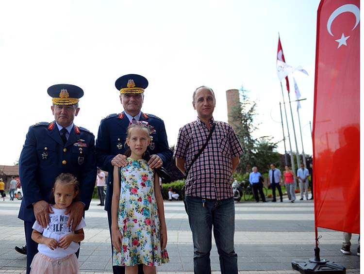 Eskişehir'de, "15 Temmuz Demokrasi ve Milli Birlik Günü" etkinlikleri kapsamında Anadolu Ajansının (AA) fotoğraflarından oluşan sergi açıldı.