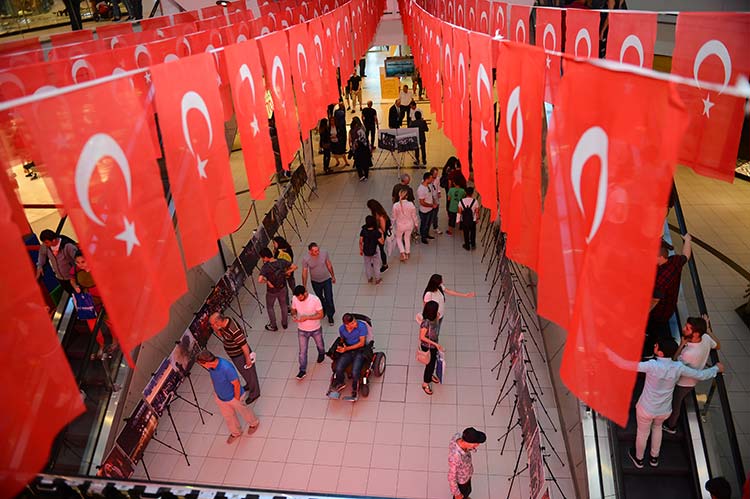 Eskişehir'de, "15 Temmuz Demokrasi ve Milli Birlik Günü" etkinlikleri kapsamında Anadolu Ajansının (AA) fotoğraflarından oluşan sergi açıldı.