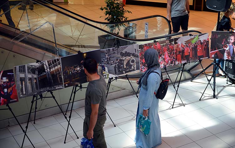 Eskişehir'de, "15 Temmuz Demokrasi ve Milli Birlik Günü" etkinlikleri kapsamında Anadolu Ajansının (AA) fotoğraflarından oluşan sergi açıldı.