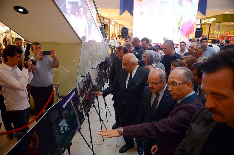 Eskişehir'de, "15 Temmuz Demokrasi ve Milli Birlik Günü" etkinlikleri kapsamında Anadolu Ajansının (AA) fotoğraflarından oluşan sergi açıldı.