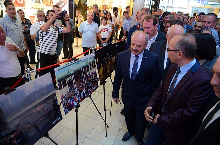 Eskişehir'de, "15 Temmuz Demokrasi ve Milli Birlik Günü" etkinlikleri kapsamında Anadolu Ajansının (AA) fotoğraflarından oluşan sergi açıldı.