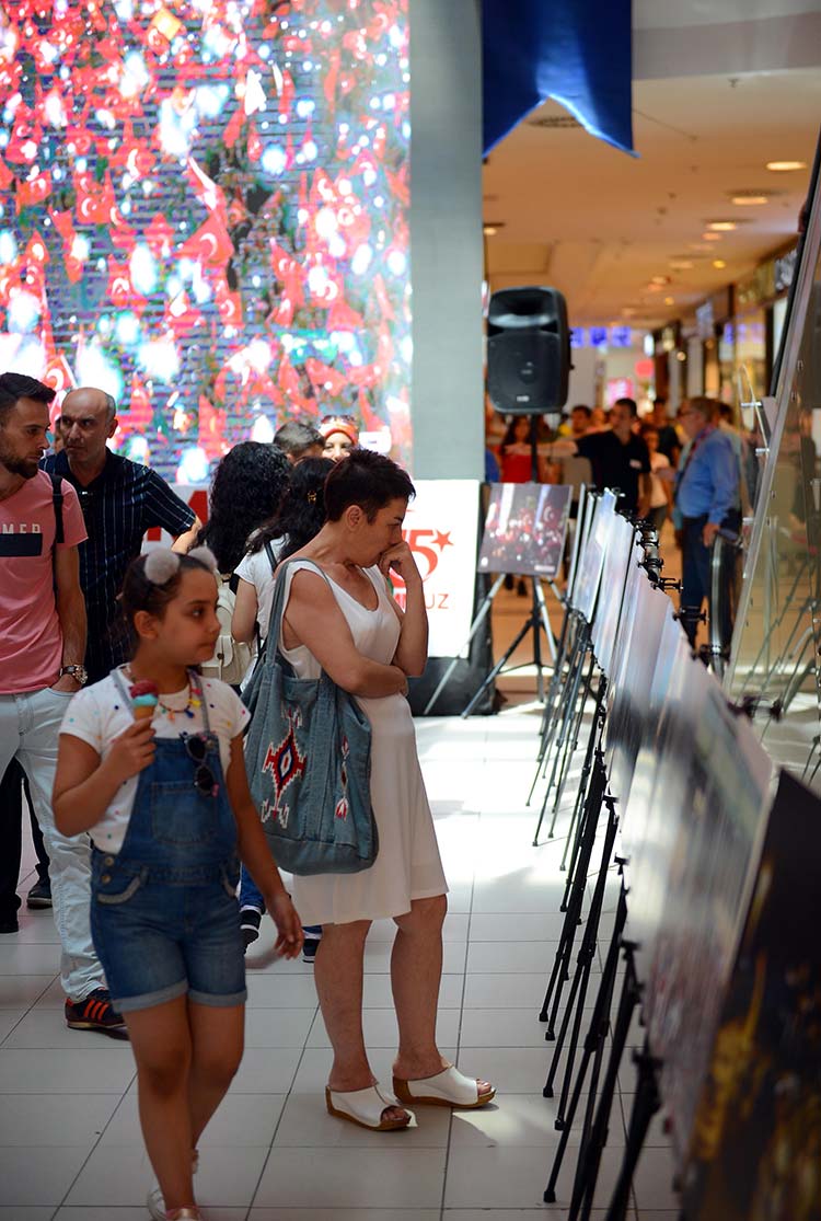 Eskişehir'de, "15 Temmuz Demokrasi ve Milli Birlik Günü" etkinlikleri kapsamında Anadolu Ajansının (AA) fotoğraflarından oluşan sergi açıldı.