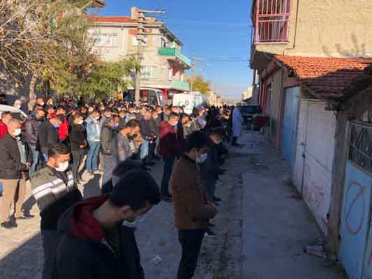 Fatmanur’un otomobilde oturduğu sırada elinde çakmak gazı bulunduğunu söyleyen arkadaşı, daha fazla bilgisinin olmadığını söyledi. Fatmanur’un çakmak gazı içip içmediği ise otopsi raporunun ardından belli olacak.