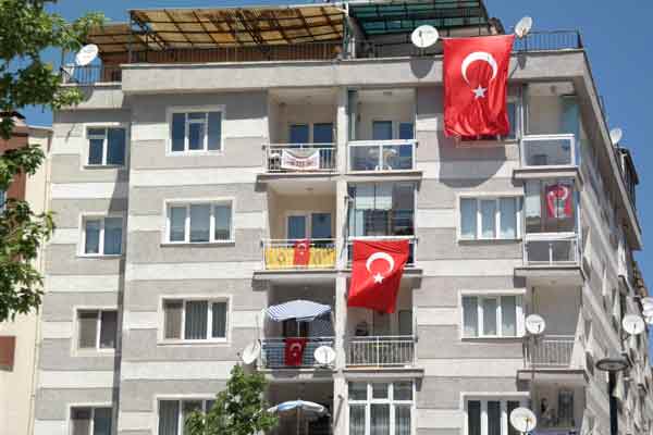 Apartmanlarda oluşan bayrak görüntüleri...