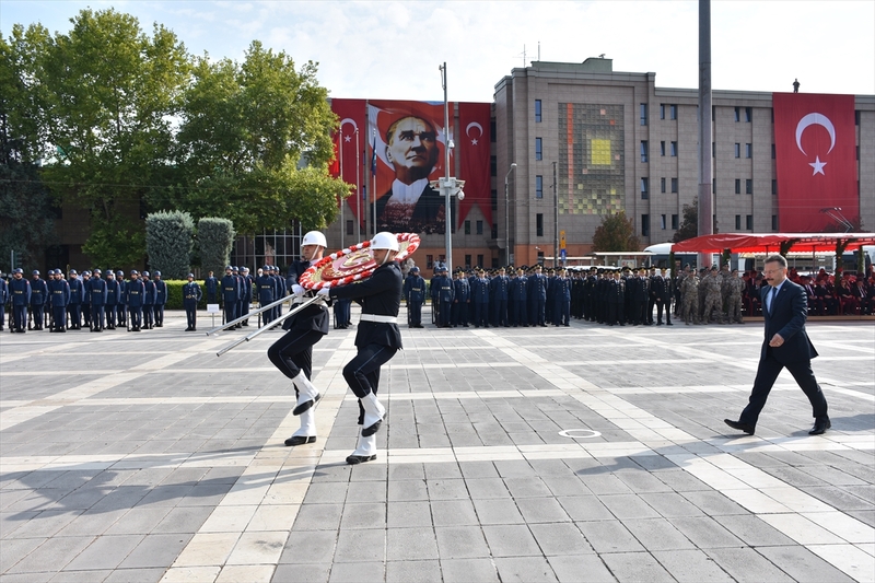 Eskişehir’in 2 Eylül düşman işgalinden kurtuluşunun 101’inci yıl dönümü Valilik Meydanı’nda düzenlenen törenle kutlandı.