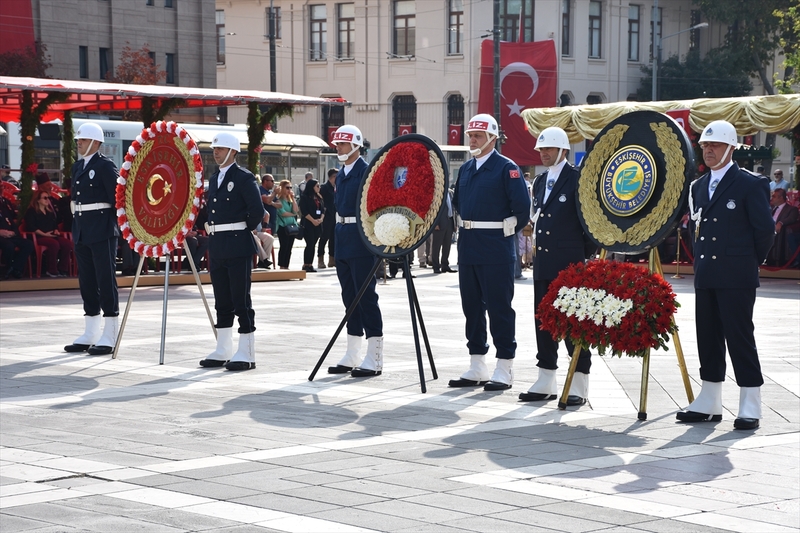 Eskişehir’in 2 Eylül düşman işgalinden kurtuluşunun 101’inci yıl dönümü Valilik Meydanı’nda düzenlenen törenle kutlandı.