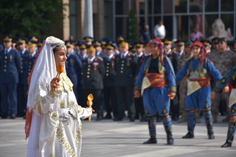 Eskişehir’in 2 Eylül düşman işgalinden kurtuluşunun 101’inci yıl dönümü Valilik Meydanı’nda düzenlenen törenle kutlandı.