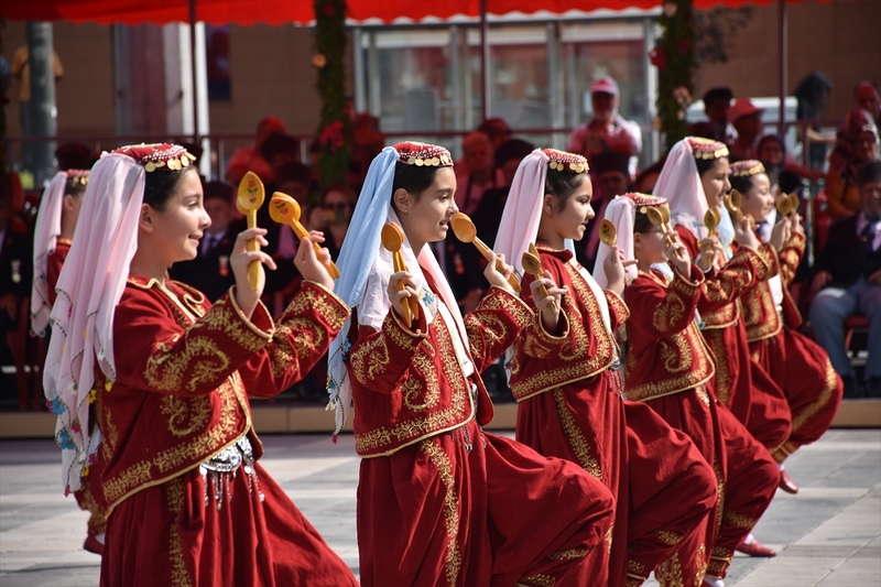 Eskişehir’in 2 Eylül düşman işgalinden kurtuluşunun 101’inci yıl dönümü Valilik Meydanı’nda düzenlenen törenle kutlandı.