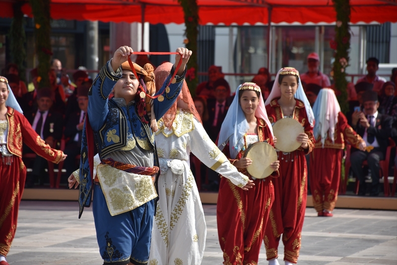 Eskişehir’in 2 Eylül düşman işgalinden kurtuluşunun 101’inci yıl dönümü Valilik Meydanı’nda düzenlenen törenle kutlandı.