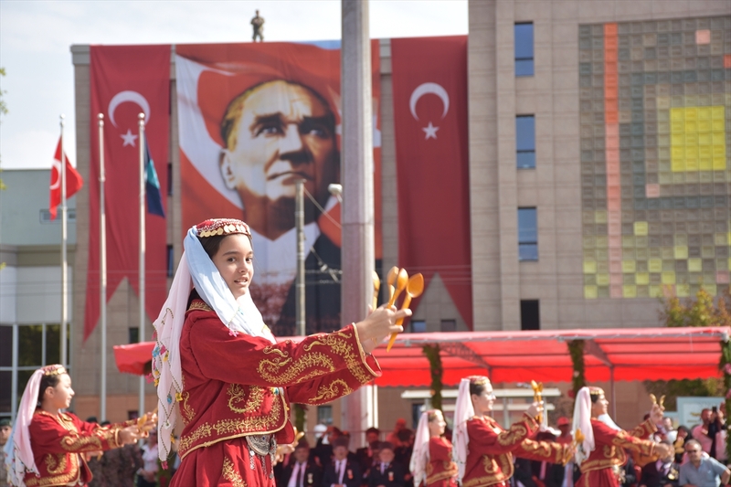 Eskişehir’in 2 Eylül düşman işgalinden kurtuluşunun 101’inci yıl dönümü Valilik Meydanı’nda düzenlenen törenle kutlandı.