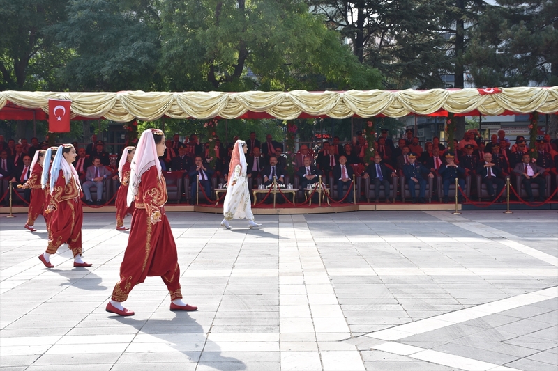 Eskişehir’in 2 Eylül düşman işgalinden kurtuluşunun 101’inci yıl dönümü Valilik Meydanı’nda düzenlenen törenle kutlandı.